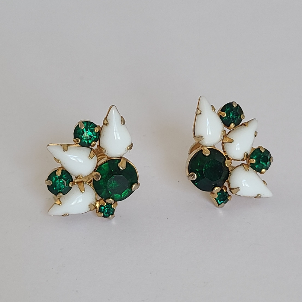 Vintage Mid Century Mod Gold Emerald Green Rhinestone Flower Clip On Earrings - Picture 3 of 8